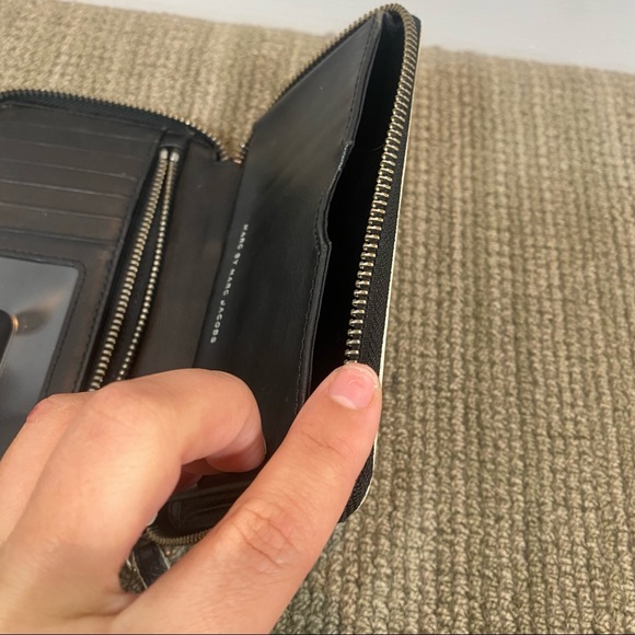 Marc Jacobs Black Small Wristlet With Zippered Coin Area - Picture 6 of 13